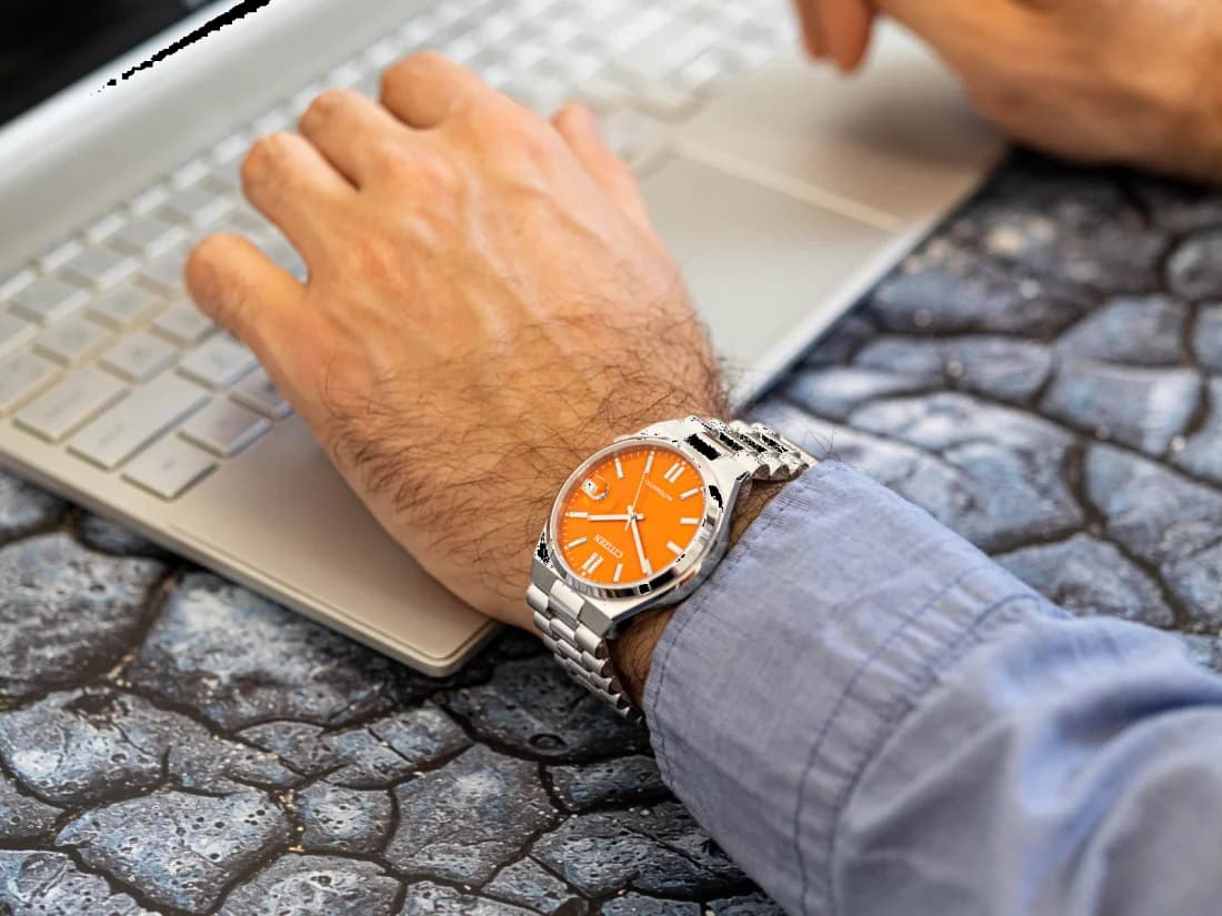 Citizen NJ0151-88Z Automatic Orange Dial Stainless Steel Bracelet Watch vue 4
