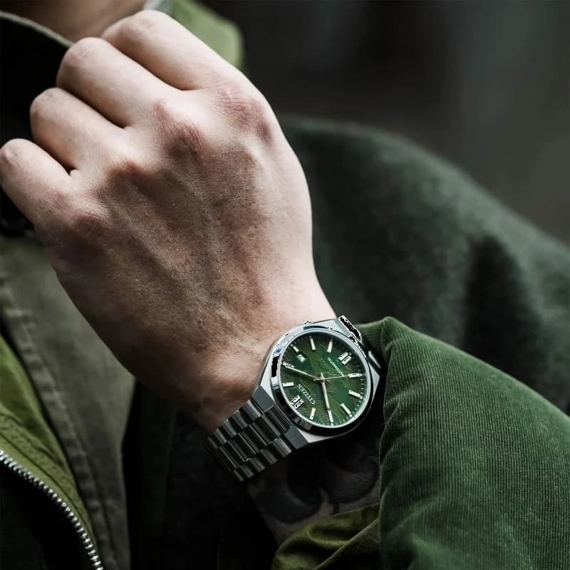 Citizen NJ0159-86X Automatic Green Camouflage Dial Stainless Steel Bracelet Watch vue 4