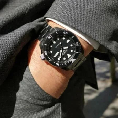 Seiko SRPD65K1 Automatic Black PVD Steel and Nylon Strap Watch vue 4