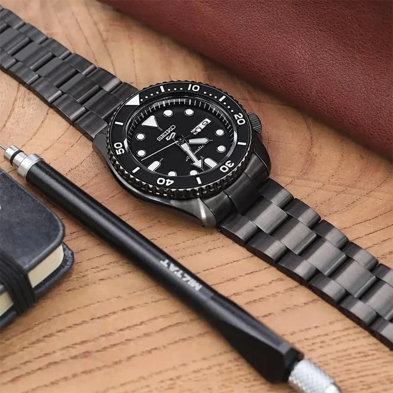 Seiko SRPD65K1 Automatic Black PVD Steel and Nylon Strap Watch vue 5