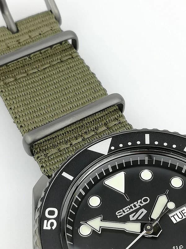 Seiko SRPD65K4 Automatic Black Steel Case and Green NATO Strap Watch vue 3