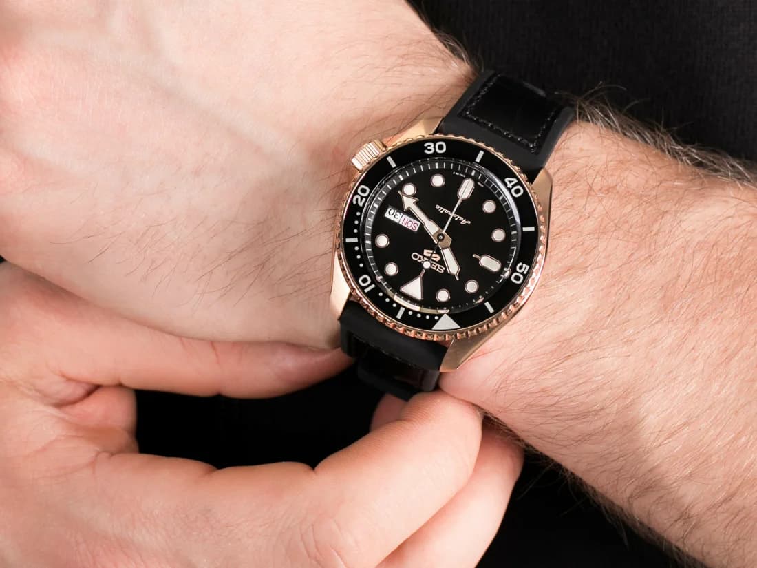 Seiko SRPD76K1 Automatic 5 Sports Rose Gold Finish and Silicone Men's Watch vue 5