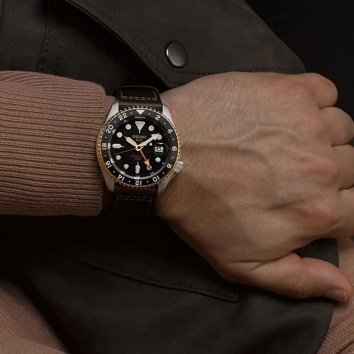 Seiko SSK036K1 GMT Evolution Brown Leather Strap Watch vue 3